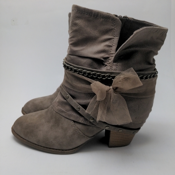 Jellypop Blake Vegan Ankle Boots with Bow and Chain - Picture 4 of 10